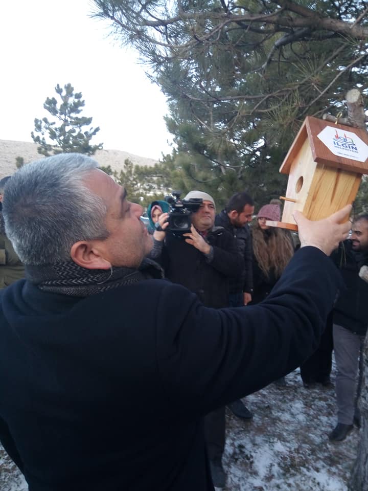 Kış şartlarından olumsuz etkilenen kuş ve yaban hayvanları için doğaya yem bırakıldı.