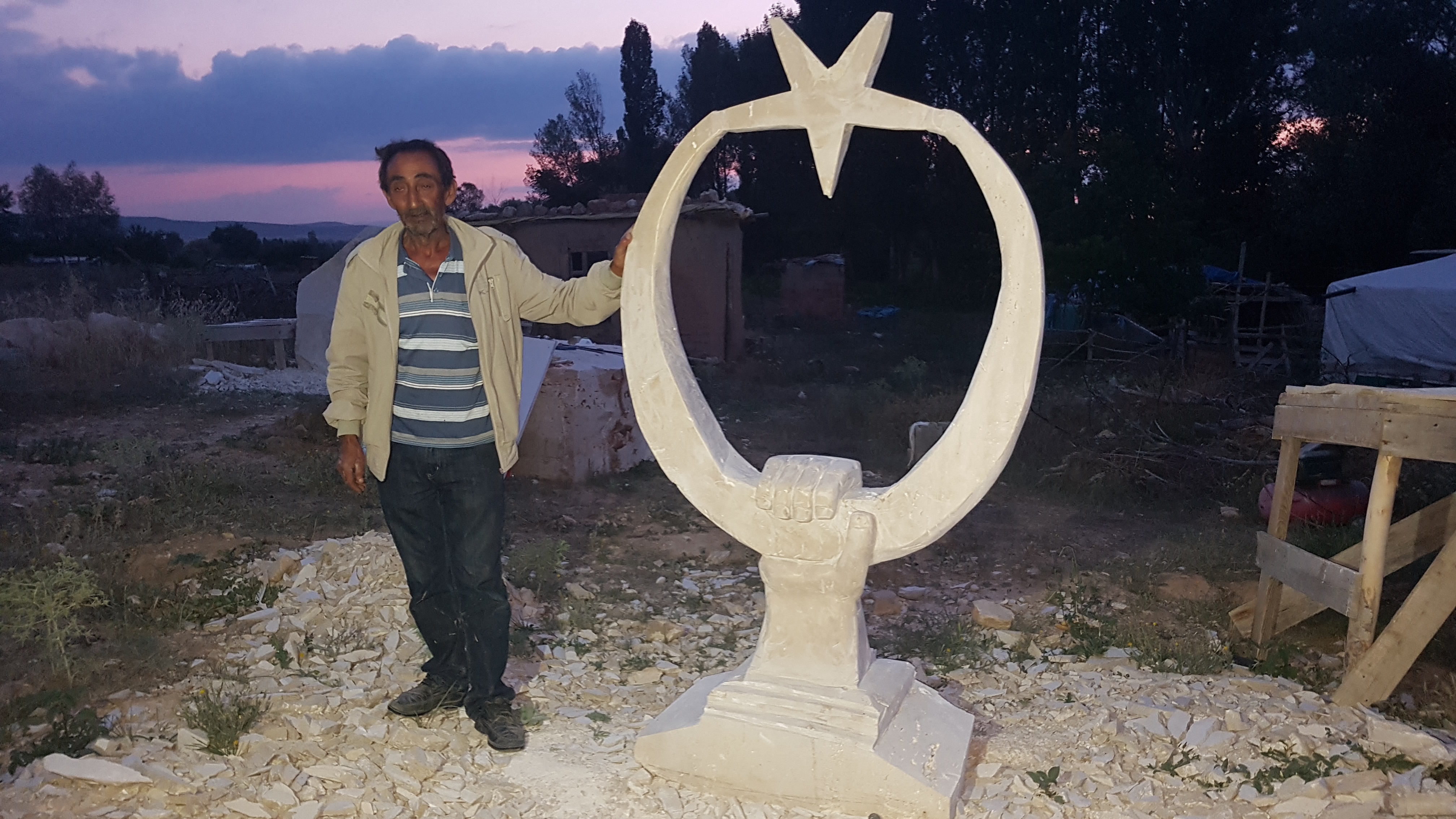 Komşusu Şehit Anısına Bayrak ve Aslan figürü yaptı.