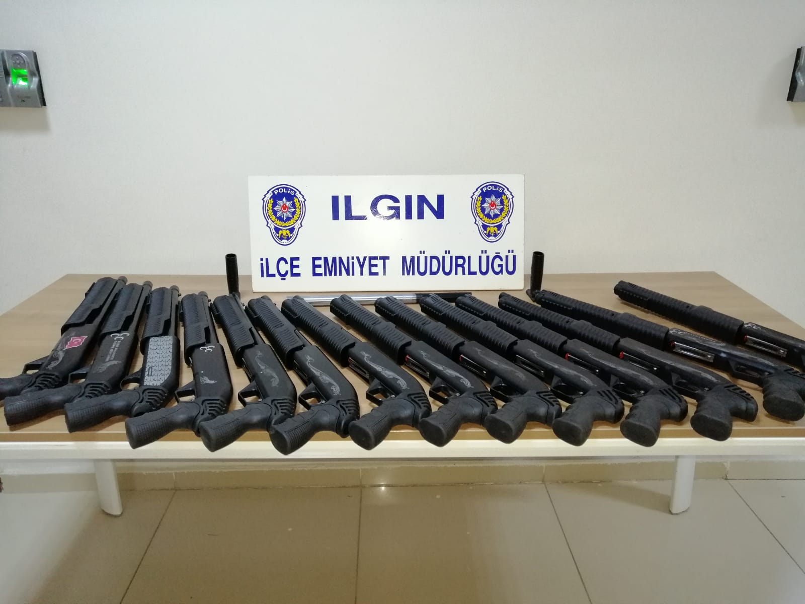 Ilgın’da düzenlenen operasyonda, 14 ruhsatsız av tüfeği ele geçirildi.