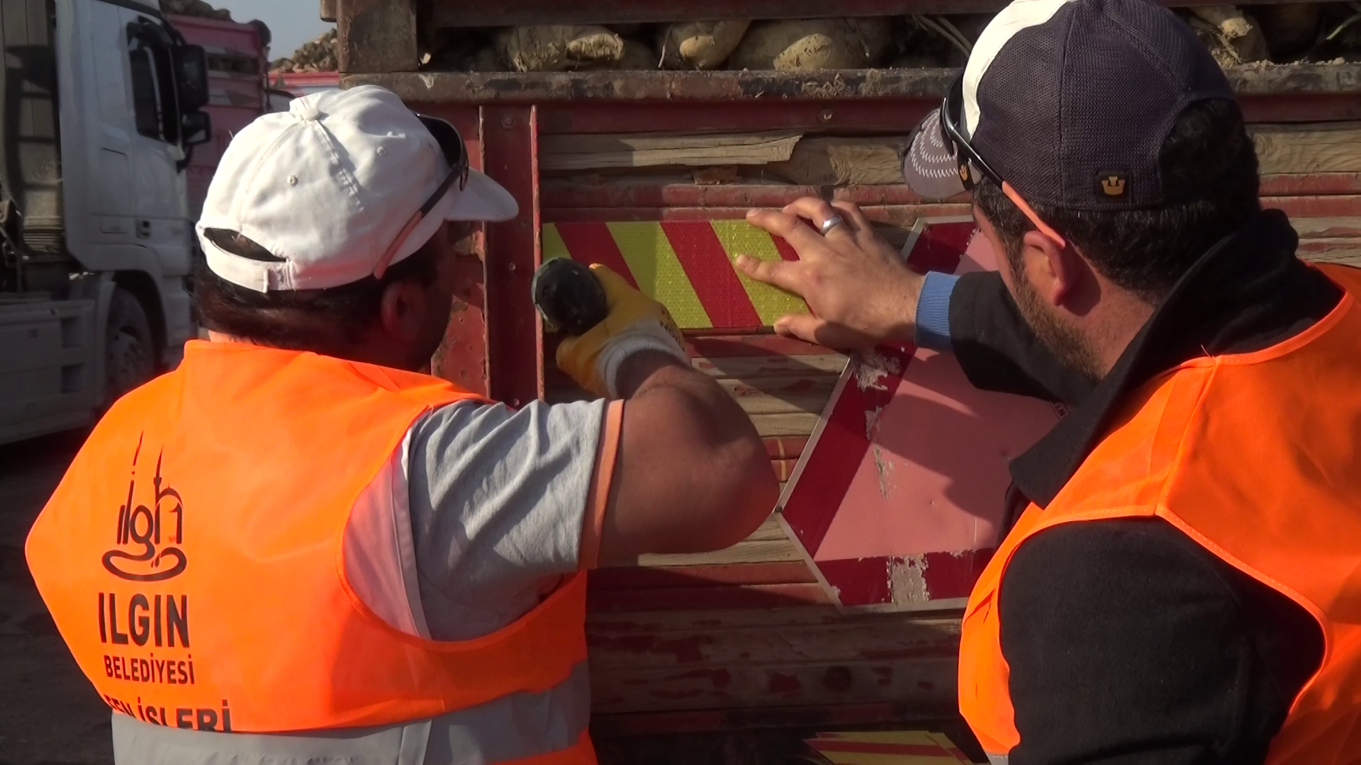 Ilgın Belediyesi Şeker Pancarı Çeken Traktörlerin Römorklarına ücretsiz Reflektör montajı yapıyor..