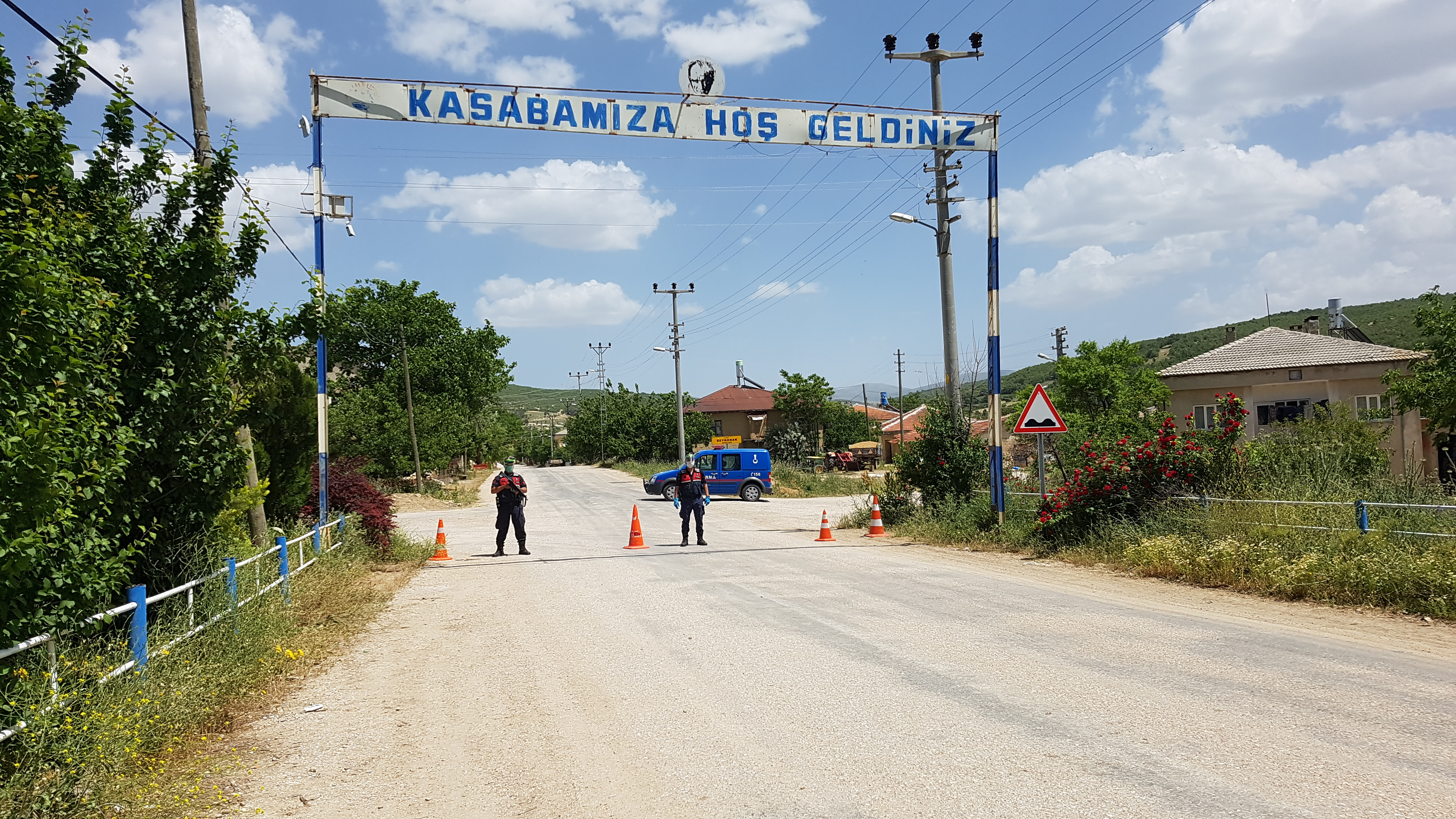 Beykonak Mahallesi, 3 aileden toplam 15 kişide korona virüs tespit edilmesi üzerine karantinaya alındı.